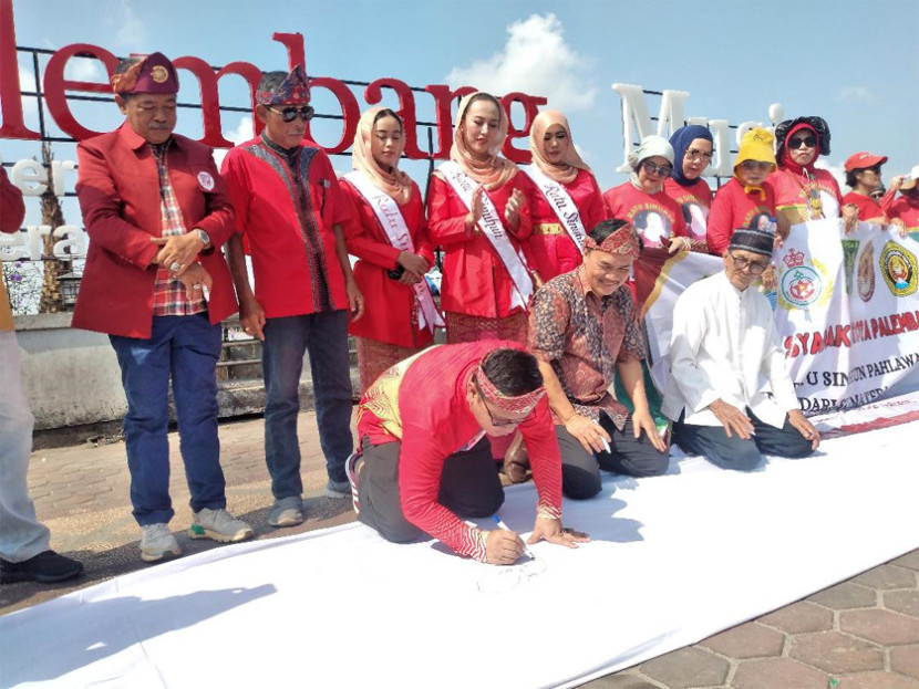 Penandatanganan mendukung Ratu Sinuhun menjadi pahlawan nasional. (FOTO: D Oskandar)