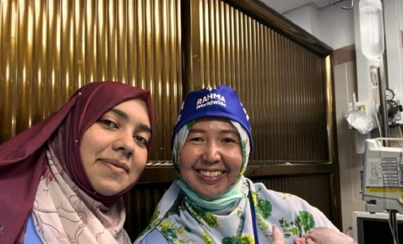 dr. Leny Suardi, Sp.OG, bersama tim Poli Kandungan RS Al Nasser Gaza. (BSMI)