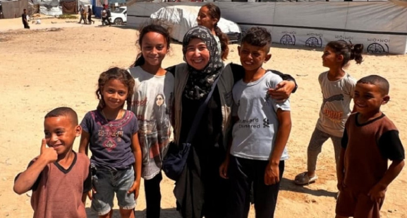 dr Leny bersama anak-anak Gaza. (BSMI)