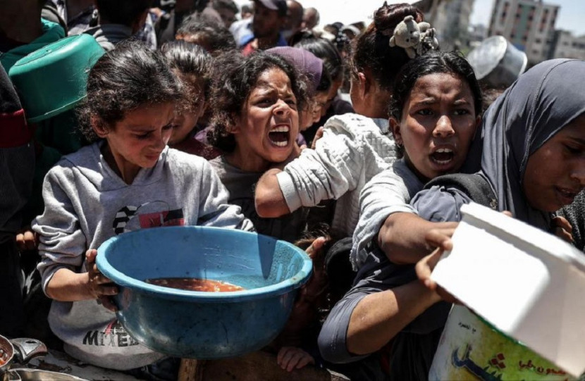 Anak-anak Gaza mengantre makanan dengan nyawa jadi taruhan. (Days of Palestine)
