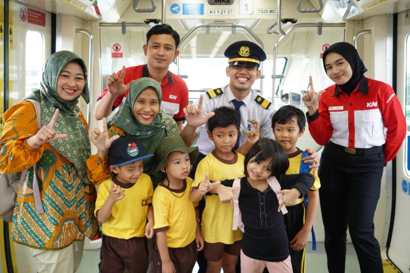 Edutrain menghadirkan pengalaman belajar kepada anak-anak langsung di stasiun dan kereta LRT Jabodebek. (Foto: Humas LRT Jabodebek)
