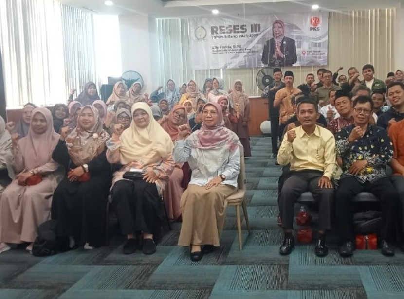 Anggota DPRD Jabar, Elly Farida (tengah) saat reses. (Foto: Dok RUZKA INDONESIA)