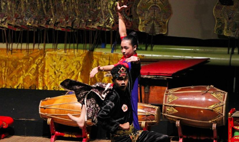 Saresehan budaya menampilkan duet kolaborasi berupa Tari tradisional dan Pencak silat seni oleh 2 siswa SMP Negeri 2 Depok. (Foto: Dok Pusat Informasi Makara Art Center UI & Komoenitas Makara)