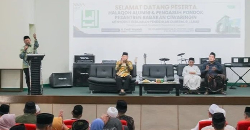 Pesantren dan Alumni Babakan Ciwaringin saat menggelar Halaqah Alumni dan Pengasuh Pesantren Babakan menyoroti kebijakan Gubernur Jabar, Dedi Mulyadi. (Foto: Dok Makom Albab/NU Online)