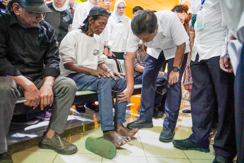 Menteri Kesehatan RI Budi Gunadi Sadikin saat melakukan kunjungan penguatan program eliminasi kusta di Kecamatan Serang Baru, Kabupaten Bekasi.
