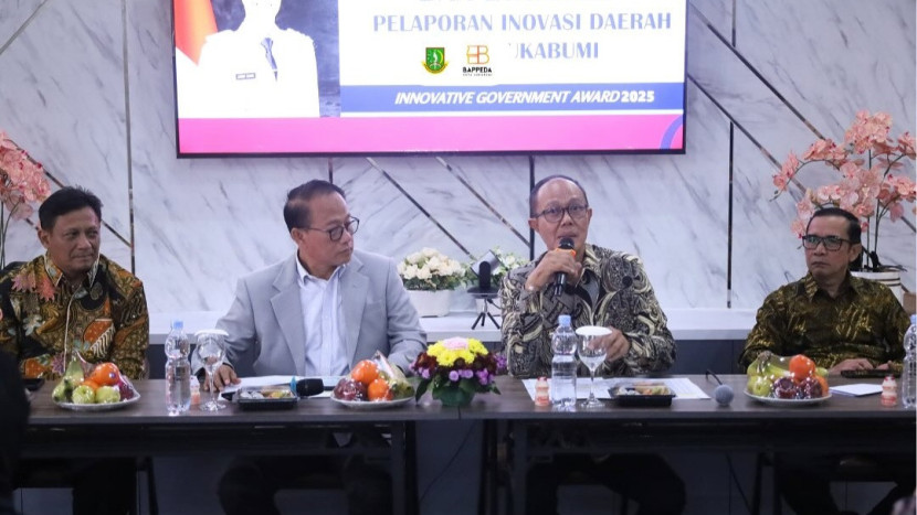 Wali Kota Sukabumi Ayep Zaki saat memberikan arahan dalam kegiatan Bimbingan Teknis (Bimtek) Pelaporan Inovasi Daerah, yang dilaksanakan pada Kamis (24/7/2025) di Ruang Pertemuan Bappeda Kota Sukabumi.