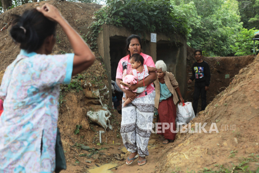 Warga Thailand melarikan diri dari kecamuk perang dengan Kamboja.