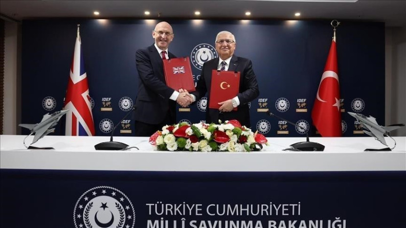 Menhan Turki Yasar Guler dan Menhan Inggris John Healey. Sumber: Anadolu