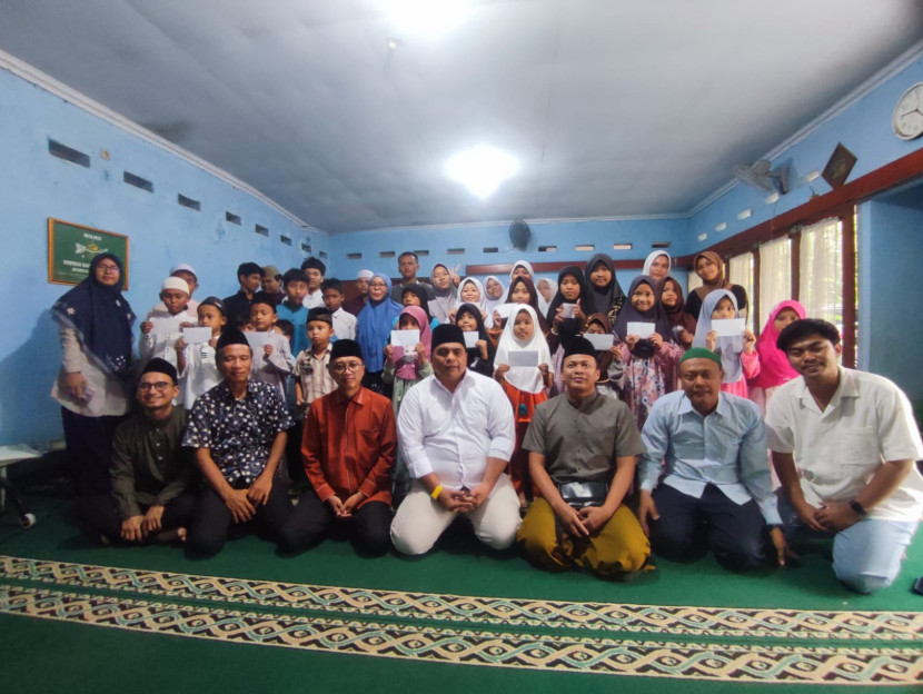 Segenap yatim dhuafa berfoto bersama sebagian alumni UI di Yayasan Darul Aitam Asy'ari, Depok.