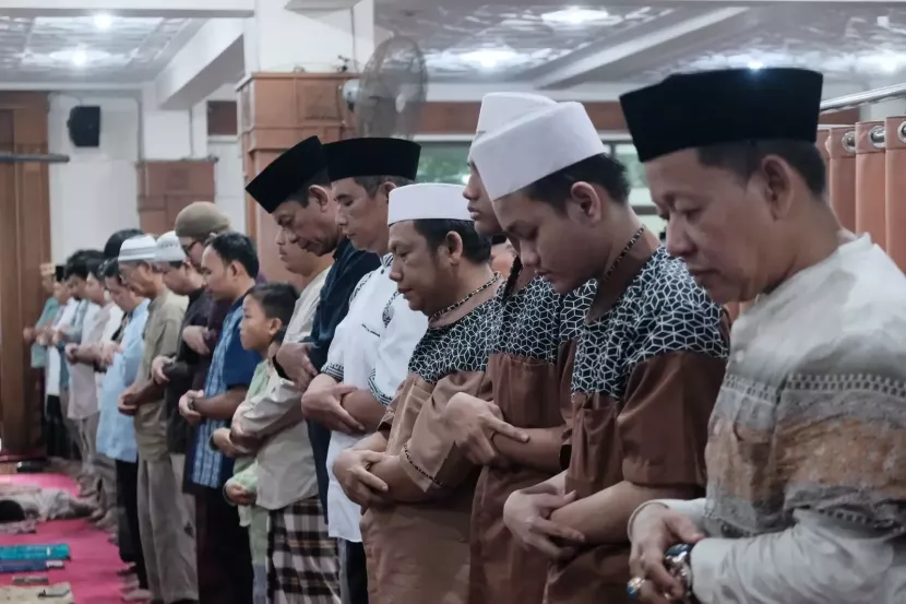Sejumlah umat Islam melaksanakan ibadah shalat fardhu di Masjid Badrul Kamal, Depok. (dok. depok.go.id)