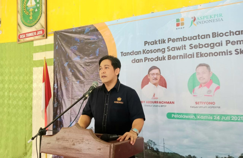 Analisis Senior Usaha Kecil Menengah dan Koperasi (UKMK) Badan Pengelola Dana Perkebunan (BPDP) Anwar Sadat menyampaikan sambutan pada acara Praktik Pembuatan Biochar Dari Tandan Kosong Sebagai Pembenah Tanah dan Produk Bernilai Ekonomis Skala UKMK di Desa Trimulya Jaya, Kecamatan Ukui Kabupaten Pelalawan, Riau, Kamis (24/7/2025).