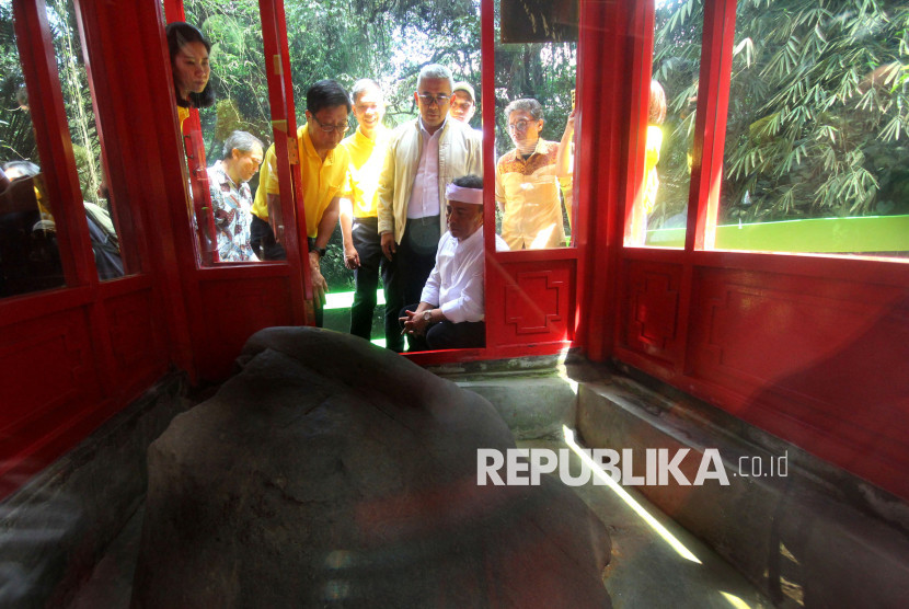 Sekda Jabar Herman Suryatman bersama Wali Kota Bandung Muhammad Farhan dan rombongan dari kedutaan Thailand melihat batu prasasti saat meresmikan jalur dan Pavilion Thailand, di kawasan wisata Curug Dago, Rabu (23/7/2025). Foto: Edi Yusuf
