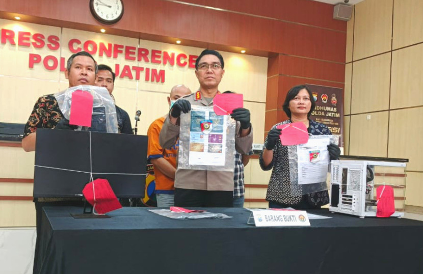 Polda Jatim menggelar konferensi pers terkait perdagangan orang ke Jerman, Jumat (25/7/2025).