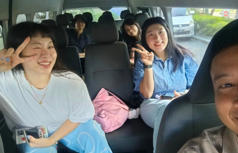 Para mahasiswa asing yang berkuliah di UI yang merupakan penghuni Evenciio Apartement memanfaatkan layanan shuttle gratis. (Foto: Dok RUZKA INDONESIA) 