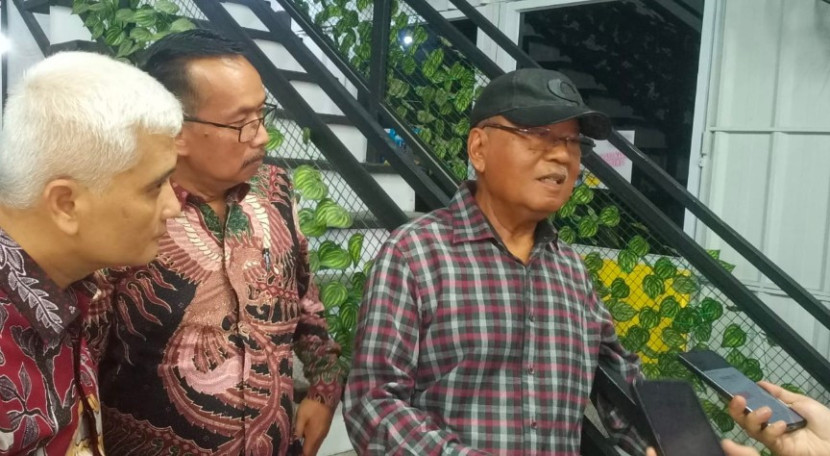 Mantan Bupati Majalengka dua periode, H. Sutrisno (kanan bertopi). (Foto: Dok Eko Widiantoro)