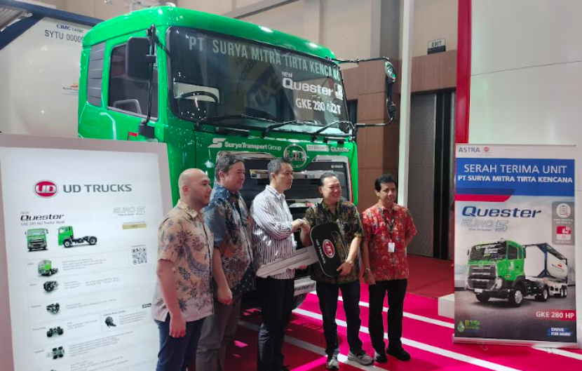 Proses penyerahan 9 truk Quester ke pelanggan PT Surya Mitra Tirta Kencana. dok Motoresto.id