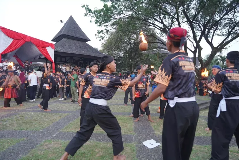 Penampilan 1.000 peserta tradisi budaya Boles asal Kota Sukabumi yang memecahkan rekor MURI di Taman Mini Indonesia Indah (TMII), Jakarta, Jumat (25/7/2025).dokpim Pemkot Sukabumi