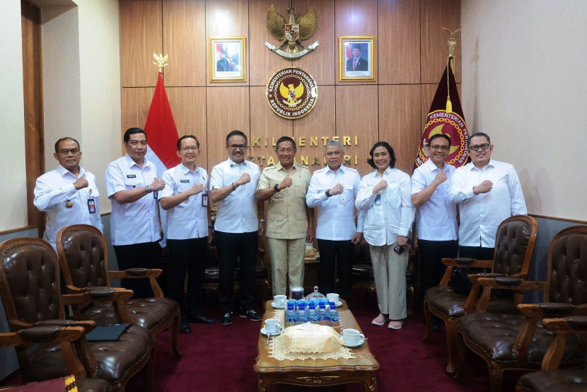 Wamenhan Donny Ermawan Taufanto menerima audiensi Komisaris PT Bio Farma, Mayjen (Purn) Dr dr Tugas Ratmono. Sumber: Kemenhan