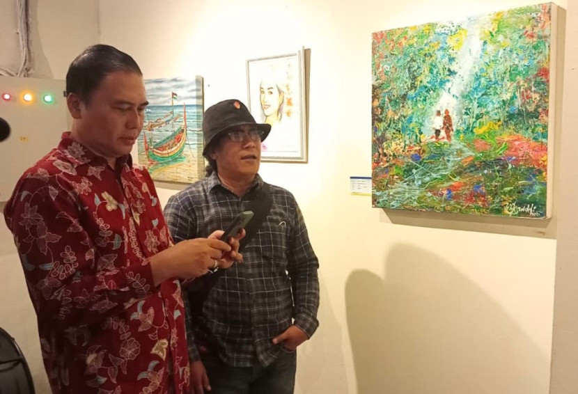 Dr. Dadam Mahdar, S.Sos, M.Hum, Direktur Seni Rupa dan Seni Pertunjukkan Kementerian Bidang Ekonomi Kreatif usai membuka secara resmi Pameran seni lukis yang bertajuk 'Damai Itu Indah. (Foto: Fanny J Poyk) 