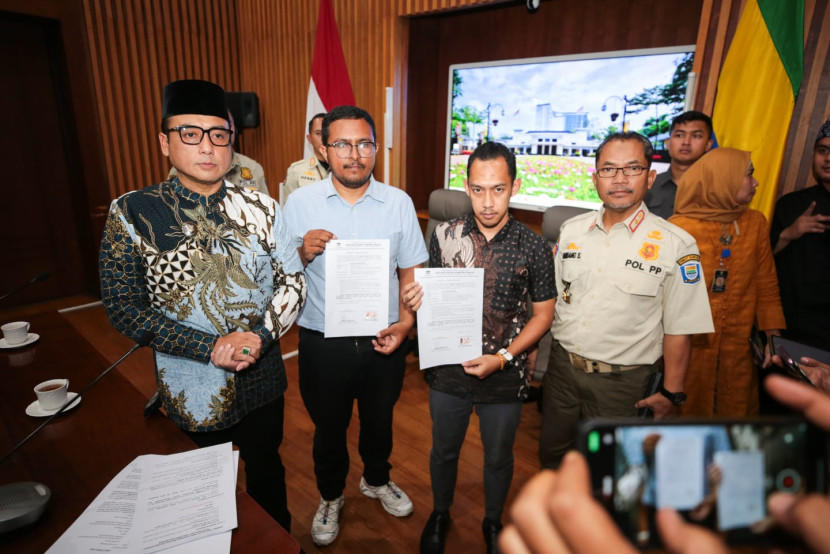 Perwakilan Pace and Place, Ruben, menyampaikan permintaan maaf disaksikan Wakil Wali Kota Bandung Erwin/Dok