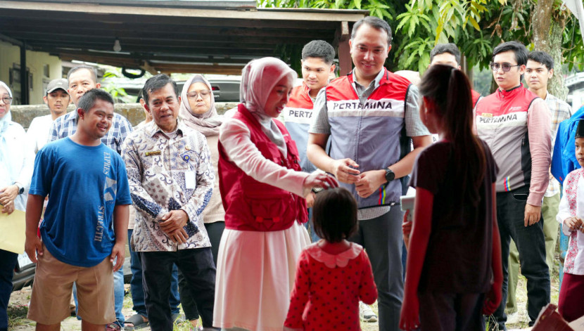 Pertamina Patra Niaga Regional Sumbagsel melalui program Tanggung Jawab Sosial dan Lingkungan (TJSL), secara langsung menyalurkan bantuan kemanusiaan kepada warga korban kebakaran, Jumat (25/07/2025) kemarin. (Foto: Dok RUZKA INDONESIA)