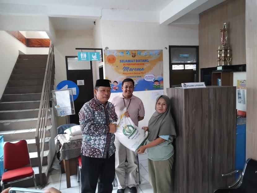 Penyerahan bantuan pangan beras kepada warga di Kelurahan Tipar, Kecamatan Citamiang, Kota Sukabumi, Sabtu (26/7/2025).