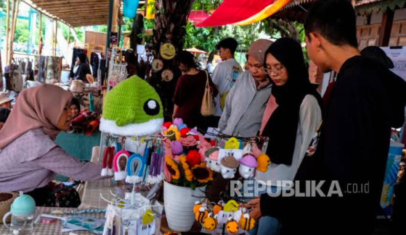 Foto ilustrasi warga belanja produk lokal. (Foto: Dok REPUBLIKA) 