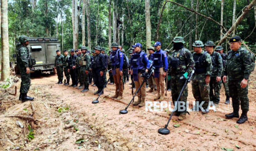Tentara Thailand memeriksa daerah perbatasan dengan Kamboja di provinsi Ubon Ratchathani di mana Tentara Kerajaan Thailand mengatakan dua ranjau darat anti-personil ditemukan pada Ahad (20/7/2025). (Foto: Dok RUZKA INDONESIA)