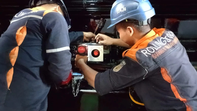 Tim teknis memeriksa aspek traksi, rem, sistem keselamatan, kelistrikan, dan perangkat kontrol digital untuk memastikan bahwa lokomotif dalam kondisi prima sebelum beroperasi melayani angkutan barang, khususnya batu bara. (Foto: Humas KAI)