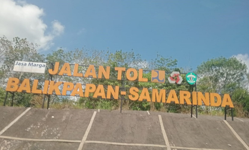 Tepi jalan tol Balikpapan - Samarinda. (Sekitarkaltim.ID)