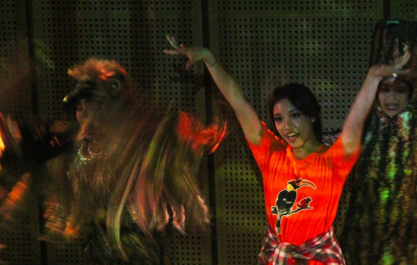Aksi pertunjukan seni teater aktris remaja Indonesiana Ayuningtyas. di Galeri Indonesia Kaya, Jakarta, Sabtu 26 Juli 2025. (Foto: Dok Komoenitas Makara)