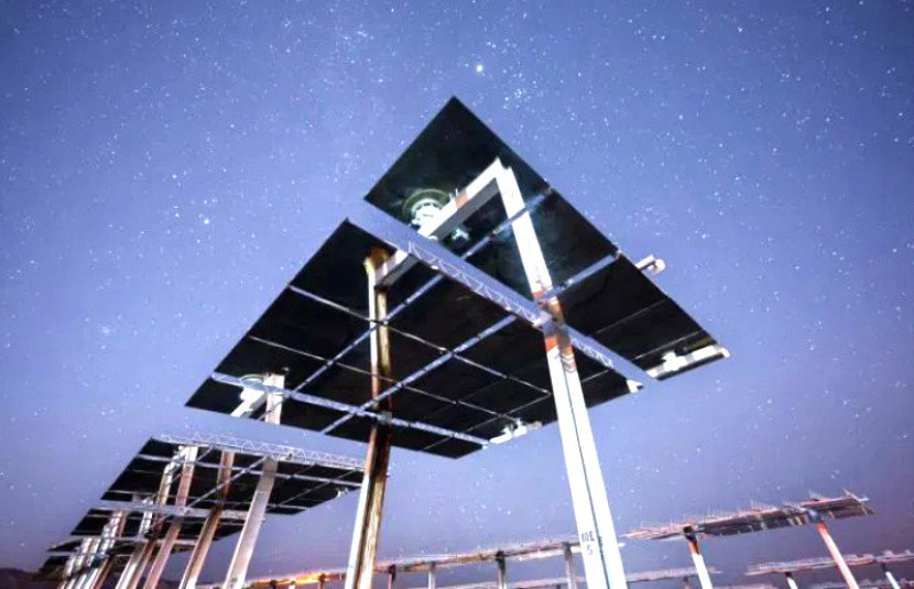 Meskipun heliostat dapat mengumpulkan energi dari matahari, ilmuwan Sandia, John Sandusky, memanfaatkan heliostat tersebut di malam hari. Temuannya dapat membantu mendeteksi objek dekat Bumi, seperti asteroid/Craig Fritz.