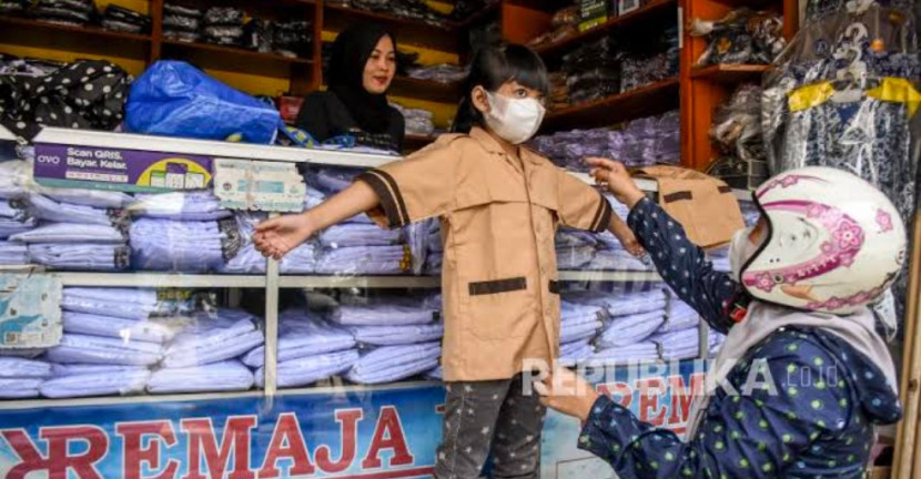 Toko penjualan seragam sekolah. (Foto: Dok REPUBLIKA)