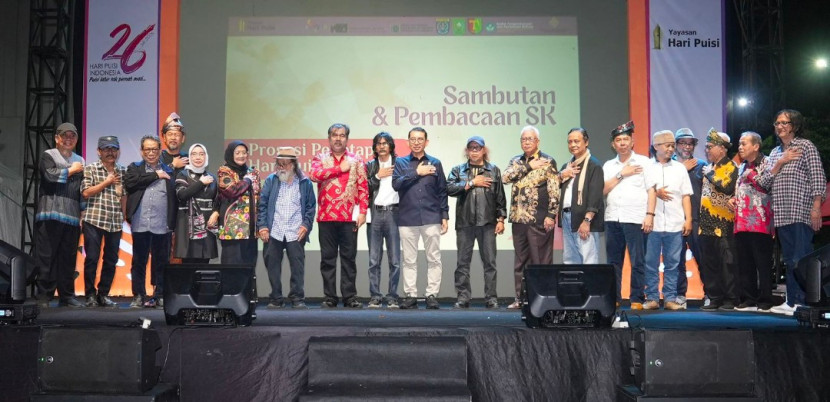 Menteri Kebudayaan, Fadli Zon didampingi sejumlah penyair menetapkan Hari Puisi Indonesia. (Foto: Dok RUZKA INDONESIA)