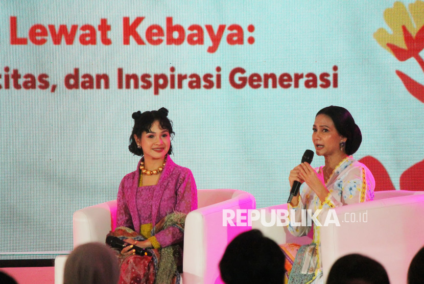 Dialog pemberdayaan perempuan lewat kebaya bersama penyanyi Andien dan Ketua Komunitas Kebaya Menari Yanti Moeljono saat acara Gerakan Kita Berkebaya, di Posco, Kota Bandung, Sabtu (26/7/2025). Foto: Edi Yusuf