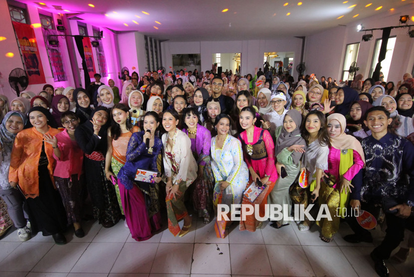 Ratusan perempuan berkebaya berfoto saat acara Gerakan Kita Berkebaya di Posco, Kota Bandung, Sabtu (26/7/2025). Foto: Edi Yusuf