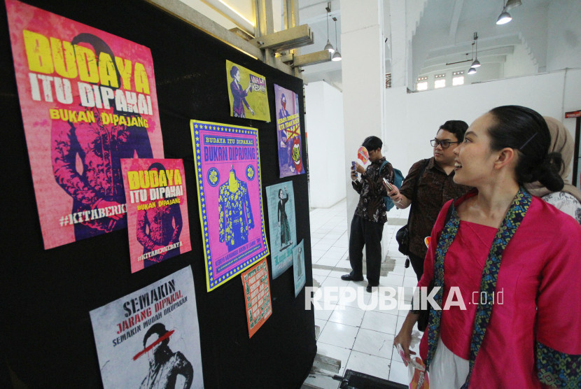 Pengunjung meihat beragam poster kebaya saat acara Gerakan Kita Berkebaya di Posco, Kota Bandung, Sabtu (26/7/2025). Foto: Edi Yusuf