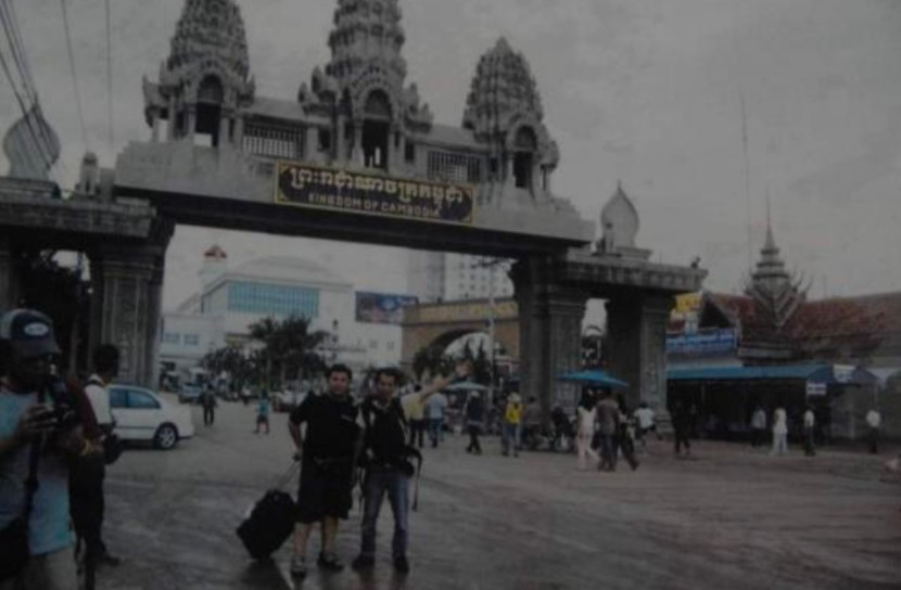 Mantan wartawan senior Republika, Rusdy Nurdiansyah (kiri) saat hendak memasuki pintu gerbang perbatasan Thailand dan Kamboja di Kota Aranyaprathet yang terletak di ujung timur Provinsi Sa Kaeo, Thailand. (Foto: Dok RUZKA INDONESIA)