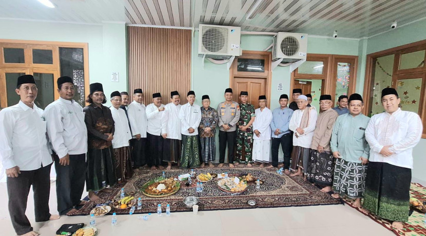 Berfoto bersama seusai peresmian gedung baru sekolah MI Al Asybal, Cinere, Depok.