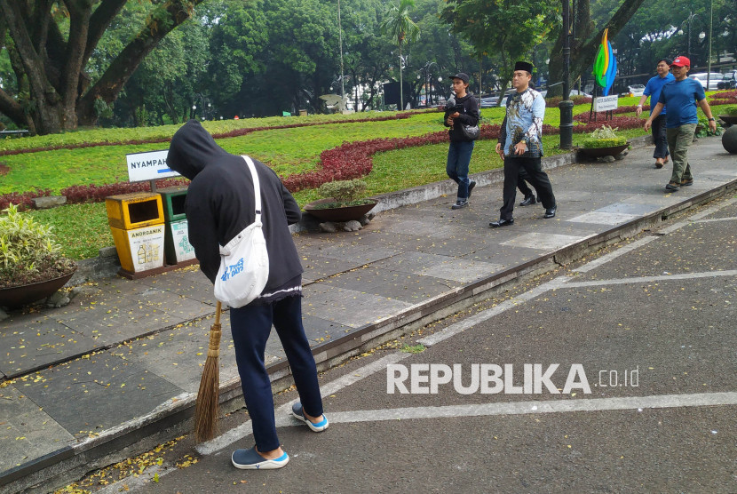Wakil Wali Kota Bandung Erwin memantau sanksi sosial terhadap puluhan runner di kawasan Balai Kota Bandung, Ahad (27/7/2025). Foto: Edi Yusuf