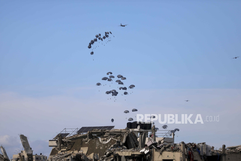 Angkatan Udara Amerika menjatuhkan bantuan untuk warga Gaza.