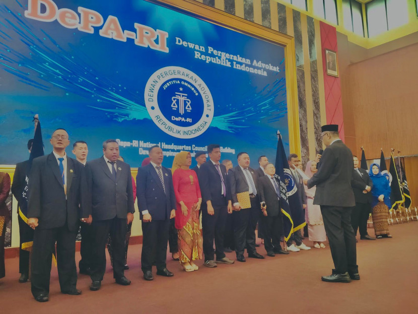 Ketua Umum Dewan Pergerakan Advokat Republik Indonesia (DePA-RI), Dr TM Luthfi Yazid melantik pengurus DPD dan DPC DePA-RI se-Jawa Barat, di Bandung, Jumat (25/07/2025). Foto : dok