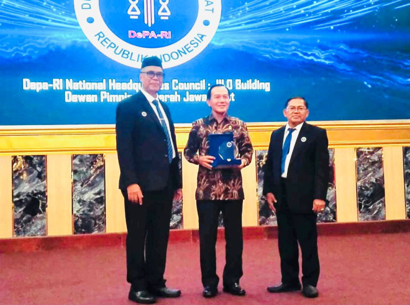 Ketua Umum DePA-RI Dr TM Luthfi Yazid bersama Hakim Agung (Ad Hoc PHI), Dr Sugiyanto, dan Ketua DPD Jawa Barat, Dr Aulia Taswin, dalam acara pelantikan pengurus DPD Jawa Barat, di Bandung, Jumat (25/07/2025). Foto : dok