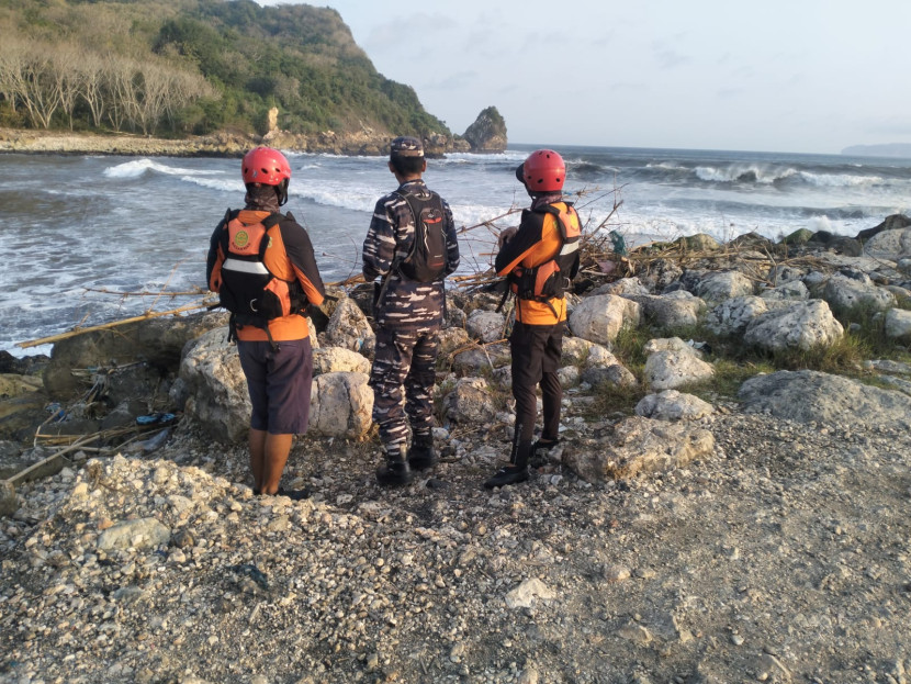 Tim SAR gabungan melakukan penyisiran untuk mencari nelayan yang hilang di perairan Pantai Puger. FOTO: HUMAS Basarnas Surabaya