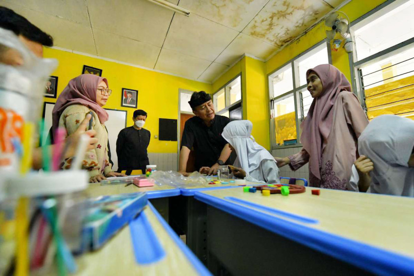 Sekretaris Daerah (Sekda) Provinsi Jawa Barat, Herman Suryatman meninjau kegiatan belajar-mengajar di Sekolah Luar Biasa Negeri (SLBN) A Pajajaran, Kota Bandung. Foto: Humas Jabar