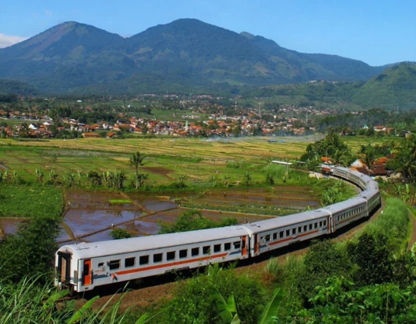 Ilustrasi. Di sepanjang perjalanan dengan KA Lokal, penumpang disuguhi lanskap terbuka dan pepohonan rindang yang berpadu dengan suasana pegunungan. (Foto: Dok. Humas KAI)