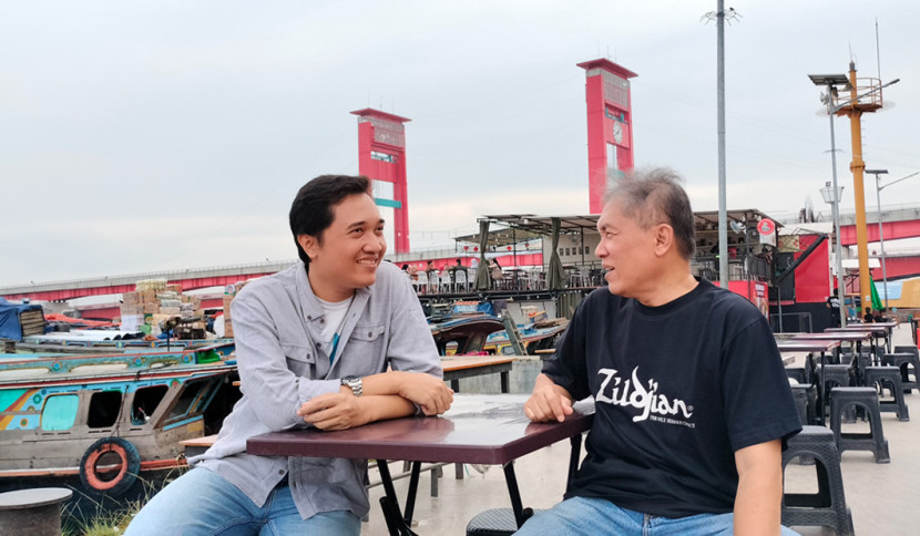 Menyaksikan kegagahan jembatan Ampera dari tepian Musi. (FOTO: Aina Rumiyati Aziz)
