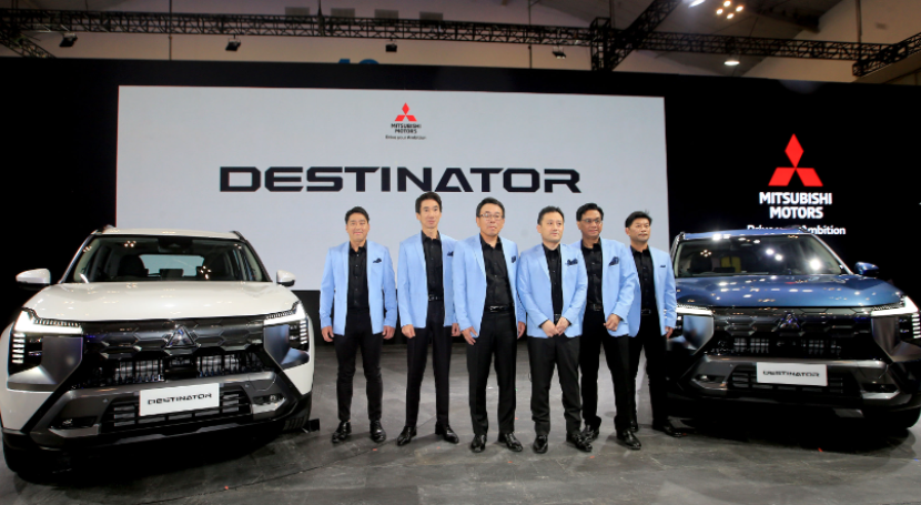 Tampak jajaran direksi {PT MMKSI berpose di booth Mitsubishi Motors di GIIAS 2025. Dok PT MMKSI