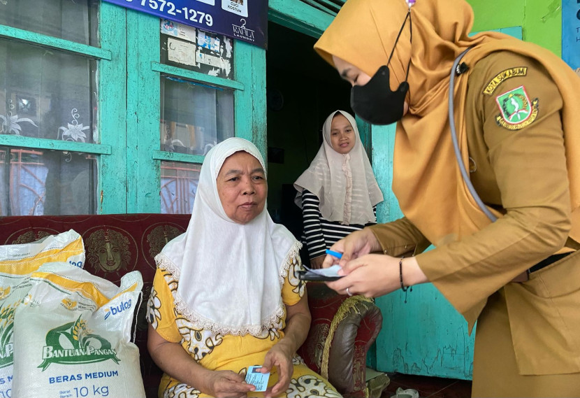 Aparat Kelurahan Tipar, Kecamatan Citamiang, Kota Sukabumi menyalurkan bantuan pangan langsung ke rumah warga yang lansia, disabilitas, dan warga sakit, Senin (28/7/2025).