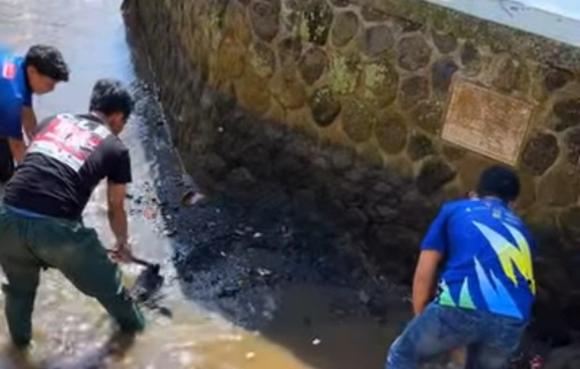 Petugas Dinas PUTR Kota Sukabumi saat menangani saluran irigasi di Kota Sukabumi.